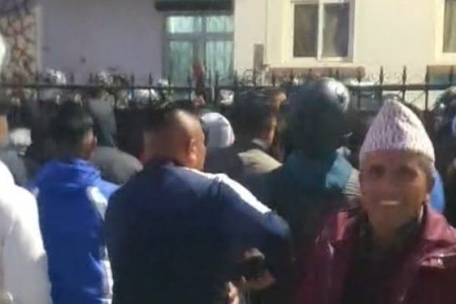 रामेछाप मन्थली बस दुर्घटना: पिडित र प्रशासनबीच तनाव