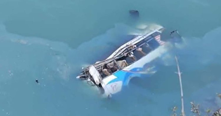 रामेछापमा यात्रुवाहक बस कोशीमा खस्यो