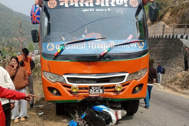 सिन्धुलीमा बसले–स्कुटरलाई ठक्कर,दिँदा एक जनाको मृत्यु