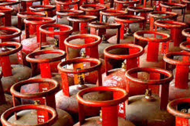 ग्यासको उच्च माग व्यवस्थापन गर्न आधा सिलिन्डर बिक्री गर्ने निगमको निर्णय