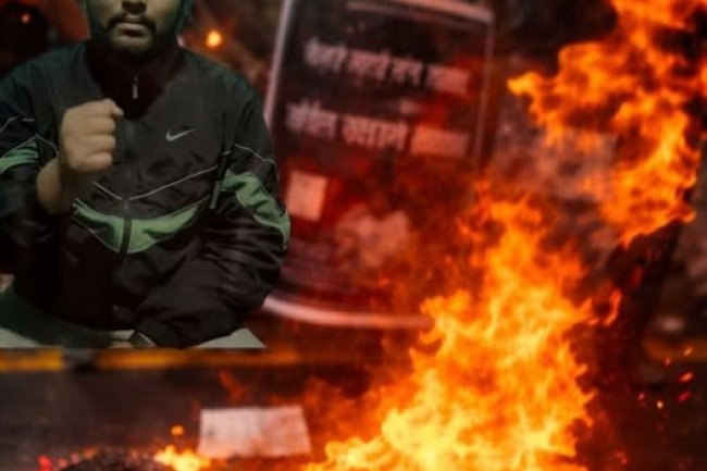 दलित अधिकारकर्मीहरुले जलाए मनुस्मृति