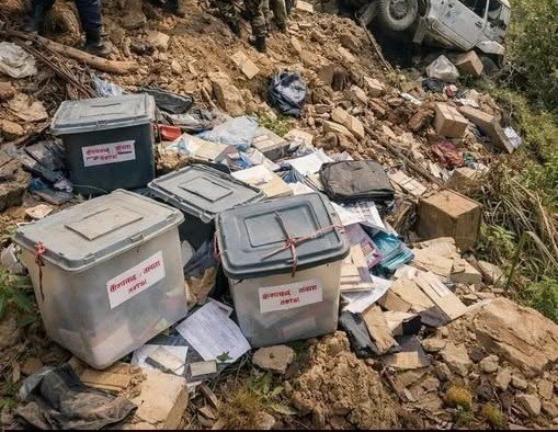 रामेछापमा निर्वाचन सामग्री बोकेको ट्रक भीरबाट खस्यो, दुई जनाको ज्यान गयो