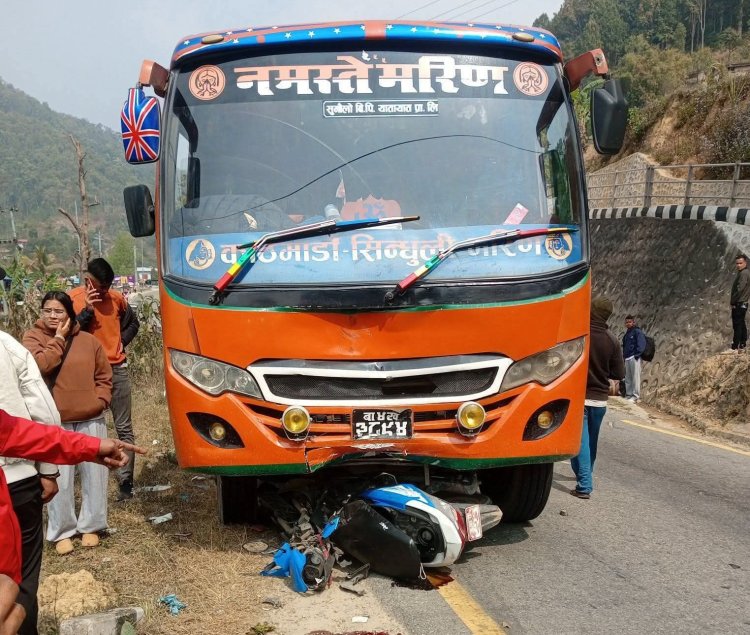 सिन्धुलीमा बसले–स्कुटरलाई ठक्कर,दिँदा एक जनाको मृत्यु
