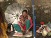 जुत्ता सिलाएर जीविकोपार्जन गर्दै बच्चाको आमा